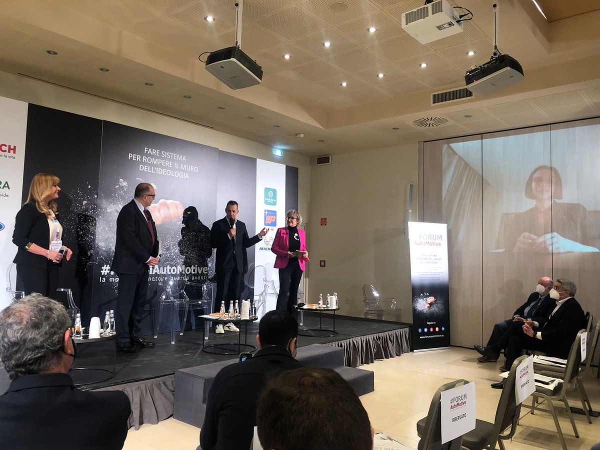 <a href="/A_LisaCorrado/">Annalisa Corrado</a> <a href="/EnrichEnrique/">Enrique Enrich</a> Per dovere di cronaca, nel primo Talk di stamattina è stata premiata Francesca Pardini, Personaggio dell’anno #FORUMAutoMotive 2022, intervistata da Roberta Pasero, giornalista de <a href="/ilgiornale/">ilGiornale</a>, e 
<a href="/SilviaTerraneo/">Silvia Terraneo</a>, giornalista di <a href="/SheMotori/">SheMotori</a>