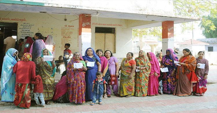 There are 2,26,149 voters in Morvahadaf Vidhan Sabha Gujarat.
Male - 1,14,597
Female - 1,11,551
Other - 1
#thirdeye #Gujarat #vidhansabha #election2022 #morvahadaf #panchmahal #voters