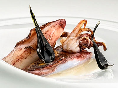 lmgastronomia's tweet photo. Chipirones a la Parrilla Sazonados con un Matiz Picante. Caldo de Lechuga de Mar y Cebolletas Negras.
#Nerua
#JoseanAlija
Más de uno se preguntará qué tiene este plato. Sobre todo, lucidez. Josean Alija es capaz de marcar la diferencia concretando el mensaje y los componentes. https://t.co/UPGpbJXFpE