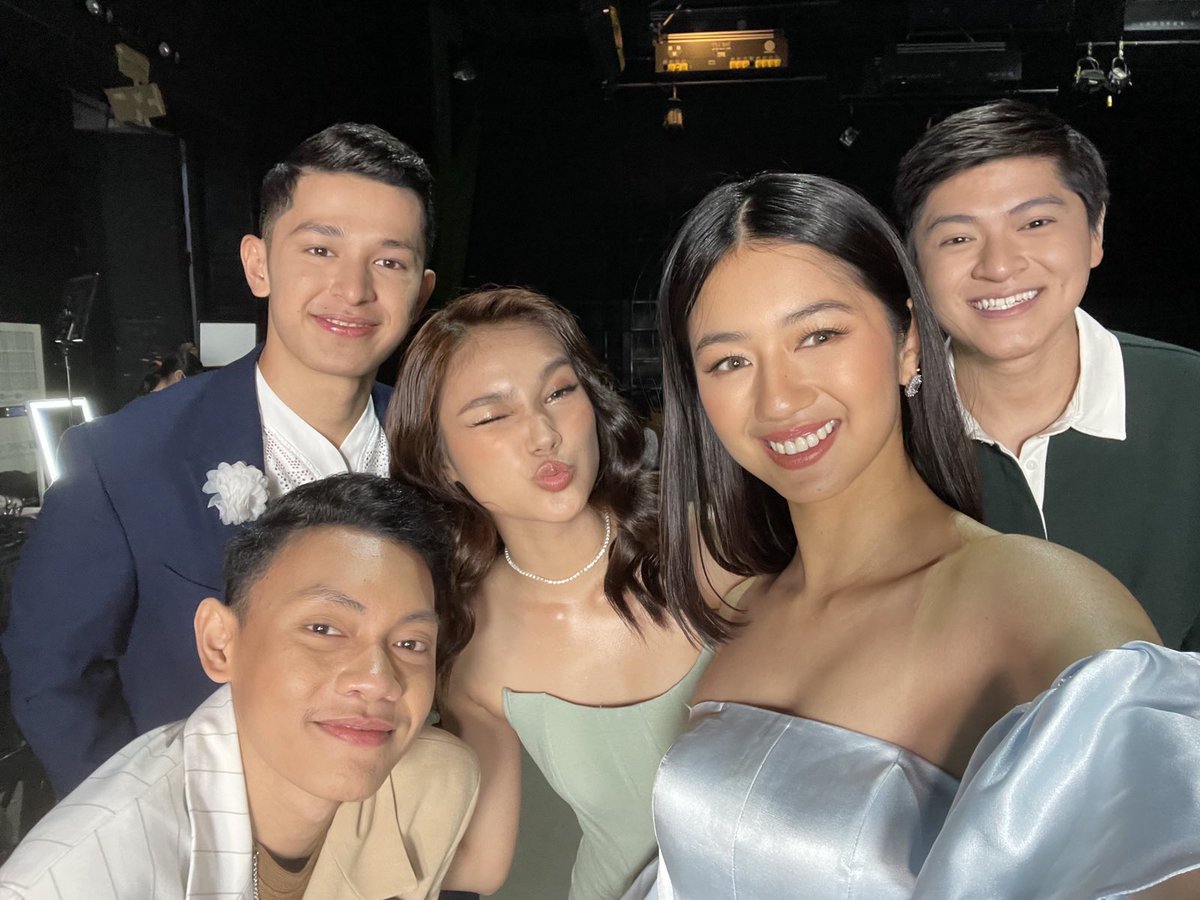 riseartistsph's tweet photo. fam groufie at the #StarMagic30thTradeEvent ✨ https://t.co/vwATikqeSS