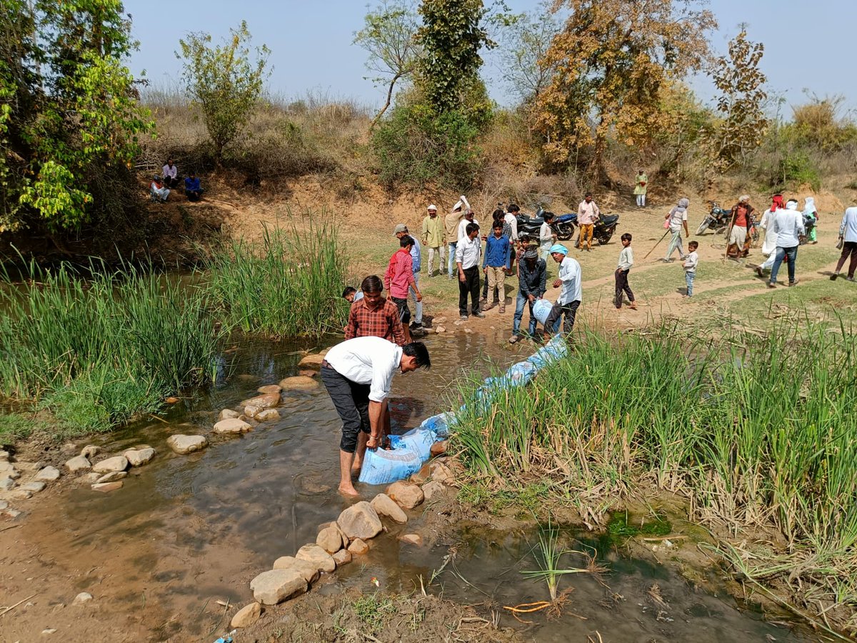 MP_JanAbhiyan's tweet photo. #पन्ना के वि.खं. अजयगढ़ की ग्रा.पं. प्रतापपुर में #MPJAP द्वारा विश्व जल दिवस पर ग्रामीणों जल एवं स्वच्छता समिति एवं अटल भूजल योजना के कार्यकर्ताओं ने रूंज नदी पर बोरी बंधान किया। @CMOfficeMP @JM_Scindia @jagdishDevda @vibhashupadhyay @jitendrajamdar @NaiduRajagopal  @Dr_DKPandey https://t.co/oD5z9MN0j3