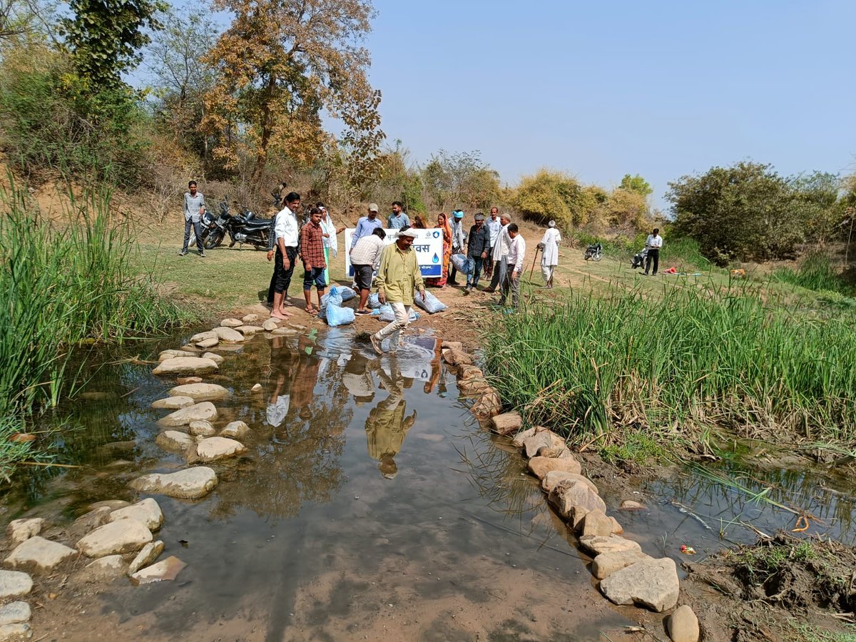 MP_JanAbhiyan's tweet photo. #पन्ना के वि.खं. अजयगढ़ की ग्रा.पं. प्रतापपुर में #MPJAP द्वारा विश्व जल दिवस पर ग्रामीणों जल एवं स्वच्छता समिति एवं अटल भूजल योजना के कार्यकर्ताओं ने रूंज नदी पर बोरी बंधान किया। @CMOfficeMP @JM_Scindia @jagdishDevda @vibhashupadhyay @jitendrajamdar @NaiduRajagopal  @Dr_DKPandey https://t.co/oD5z9MN0j3
