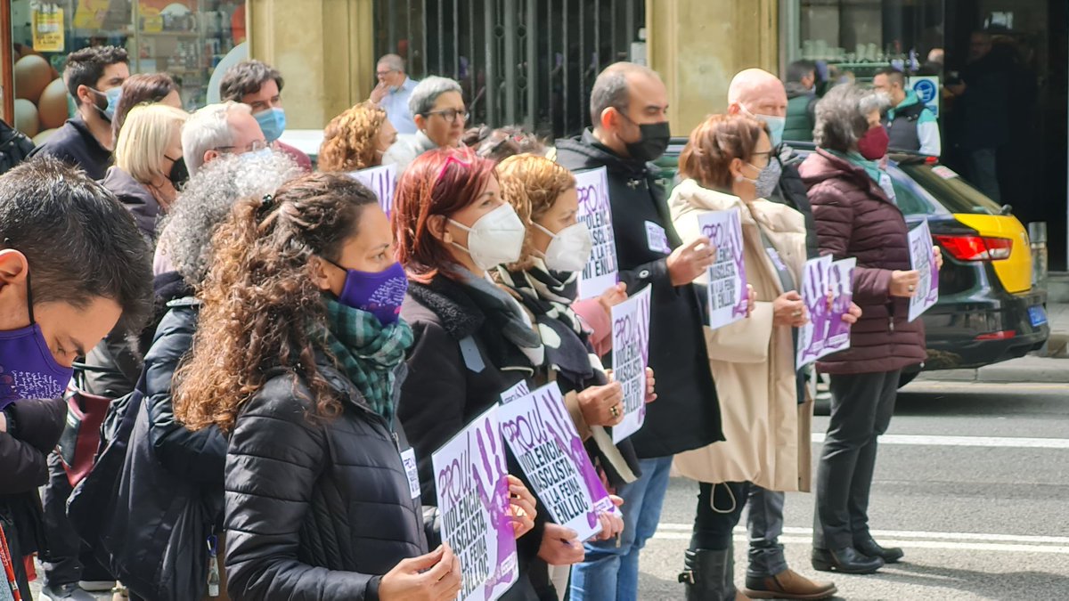 FICCOOCat's tweet photo. Minut de silenci per condemnar un nou assassinat masclista, ahir a Barcelona, que ha deixat orfe una criatura, i en record de la víctima.
Cal acabar ja amb aquesta xacra!
#EnsVolemVives 
#MasclismeMata https://t.co/lqkJSTgKNO