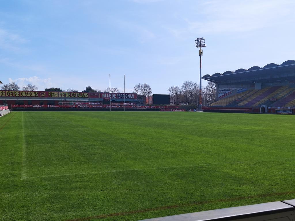 OntenienteBruno's tweet photo. Retour du soleil à #Perpignan et pelouse impeccable malgré deux matches en six jours sous la pluie https://t.co/f6HZJPV2cM