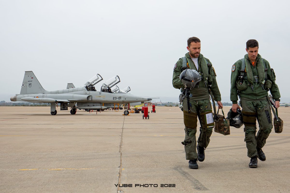 Ejército del Aire y del Espacio (@ejercitoaire) on Twitter photo Los alumnos de la 109 Fase de la Escuela Militar de Caza y Ataque #Ala23 🚀 continúan con su formación 📚 realizando la fase de tiro aire-suelo.
📷 yubephoto
#SomosElAire <a href="/Defensagob/">Ministerio Defensa</a> Los alumnos de la 109 Fase de la Escuela Militar de Caza y Ataque #Ala23 🚀 continúan con su formación 📚 realizando la fase de tiro aire-suelo.
📷 yubephoto
#SomosElAire <a href="/Defensagob/">Ministerio Defensa</a>