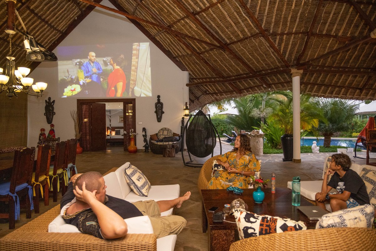 VillaRaymond_'s tweet photo. Outdoor movies... hell yea! @VillaRaymond_  is packed with entertainment stations, for you! 

☎️ +254 758 338031
#dianibeachkenya #beachvilla #vacationrentals #mombasakenya #tembeakenya #beachhotel #hotelsandresorts #vacation #hotels #resort #holidays #beachholidayvilla #beach https://t.co/GImcIElbpi