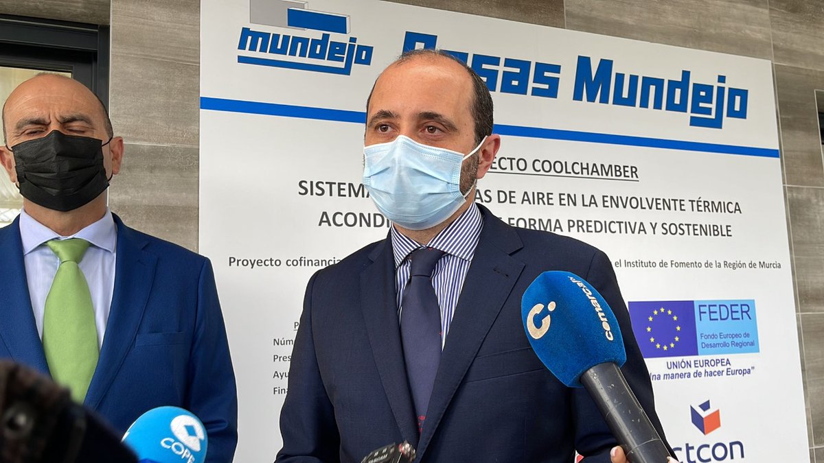 infoRMurcia's tweet photo. 🗣️ El director del Instituto de Fomento, Joaquín Gómez, asiste a la presentación del proyecto #CoolChamber de Casas Mundejo, junto con Joaquín García Jerez, Gerente de Bujercal, y José Francisco Lajara Martínez, Director General de Vivienda. https://t.co/WL43KLn8N7