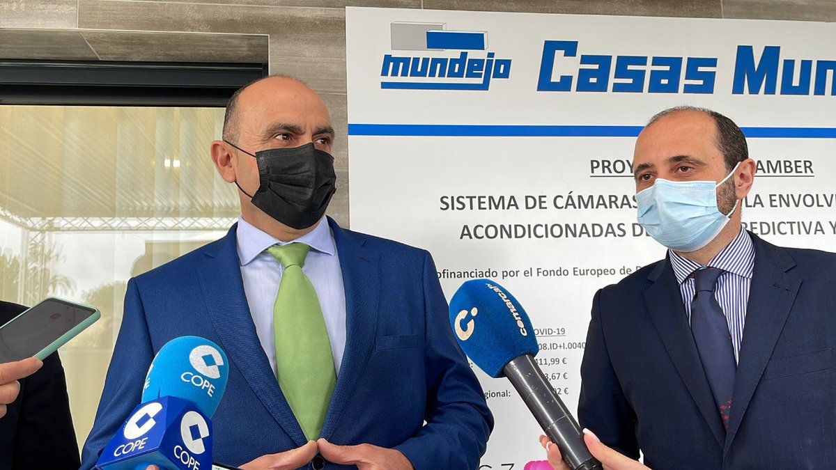infoRMurcia's tweet photo. 🗣️ El director del Instituto de Fomento, Joaquín Gómez, asiste a la presentación del proyecto #CoolChamber de Casas Mundejo, junto con Joaquín García Jerez, Gerente de Bujercal, y José Francisco Lajara Martínez, Director General de Vivienda. https://t.co/WL43KLn8N7
