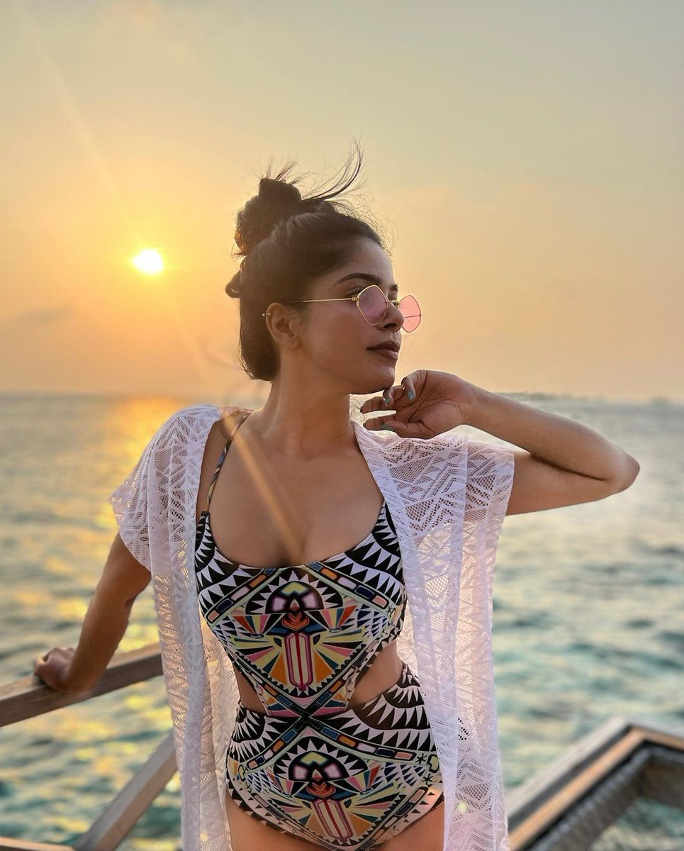ott_release's tweet photo. You are soooooo beautiful - Queen @divyabarti2801 ❤️🦋 

@DivyaBhaFanGirl
#DivyaBharathi   #DB @DivyaBharathiFC @DivyaBharathiFP ❤🦋🦋💟 #Divya #DivyaBharathiHot #beautiful #DivyaBharti #DivyaHot #Actress #ActressHub https://t.co/TjwBSh7uMa
