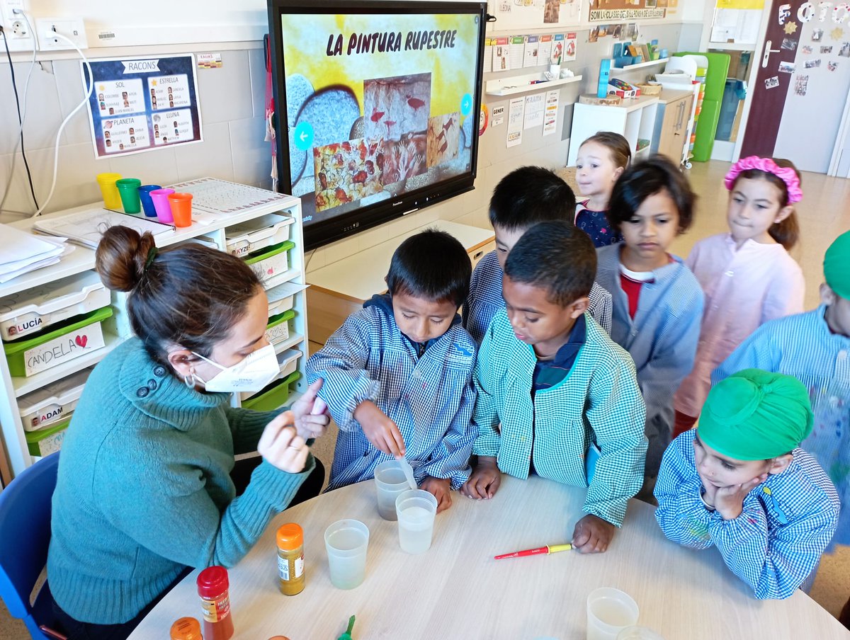 PINTURA RUPESTRE. Aquest trimestre hem pintat com les dones i els homes de les cavernes. Hem après les tècniques i estris que utilitzaven per pintar. Hem barrejat espècies per fer la pintura i hem pintat amb les mans.