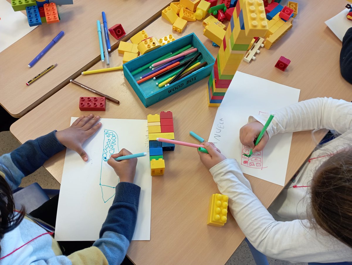 Treballem les construccions i la seva representació gràfica" primer fem una construcció lliure i després la dibuixem. Aquesta activitat afavoreix entre d'altres: el desenvolupament cognitiu, l'atenció, la motricitat fina i la situació d'un objecte a l'espai.