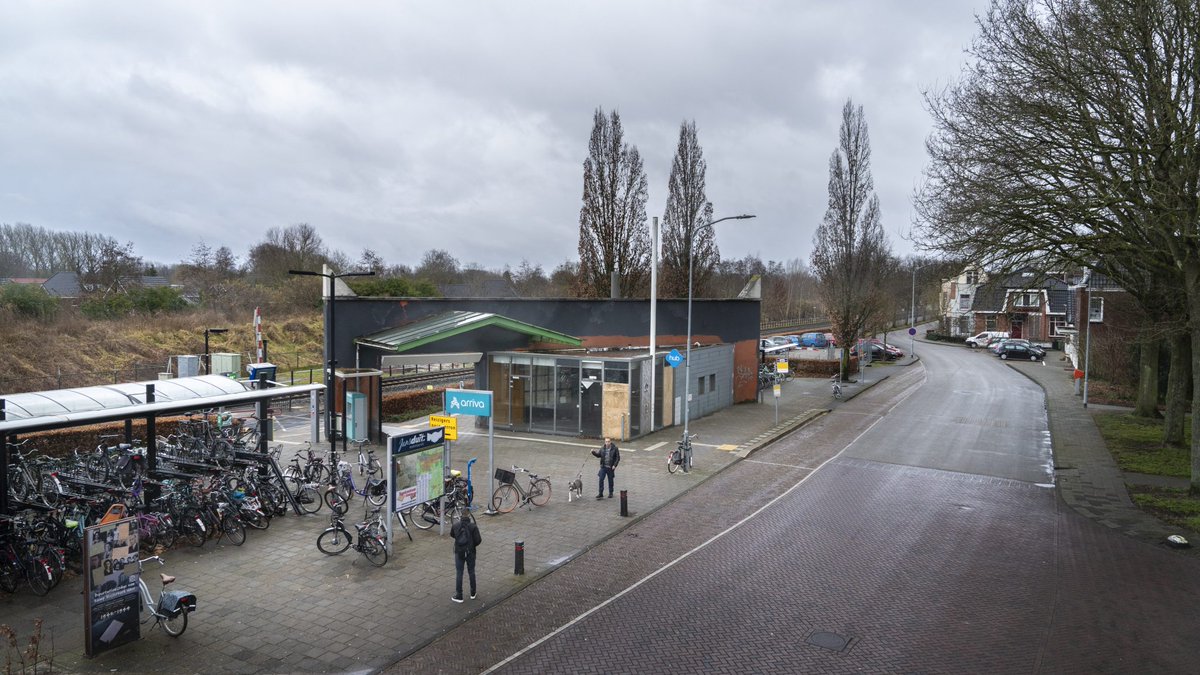 tijdschriftNB's tweet photo. Prachtige panden staan te koop in Midden-Groningen. De kansen liggen voor het oprapen, ziet @BertNijmeijer als hij met architect @RobHendriks7 het gebied bekijkt. 

https://t.co/t1Zgoc5oKf

Beeld: @reyerboxem https://t.co/J06sXNw1iJ