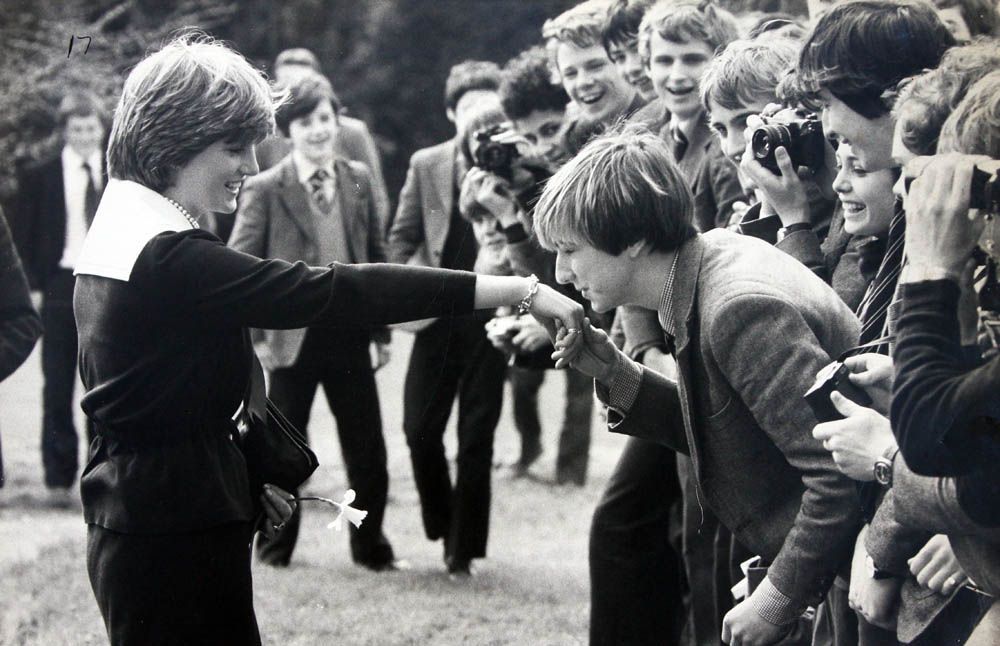 fleetstsfinest's tweet photo. https://t.co/HKwZOkrSwZ
27/03/81, Kiss me Hardy:  Nicholas Hardy asks 'May I kiss the hand of my future Queen'. Diana visiting  The Dean Close School, replied, “I don’t know about that.” Photo by George Phillips. 
#mothersday #diana #queenofhearts #princess #peoplesprincess https://t.co/w4V7BLX7zE