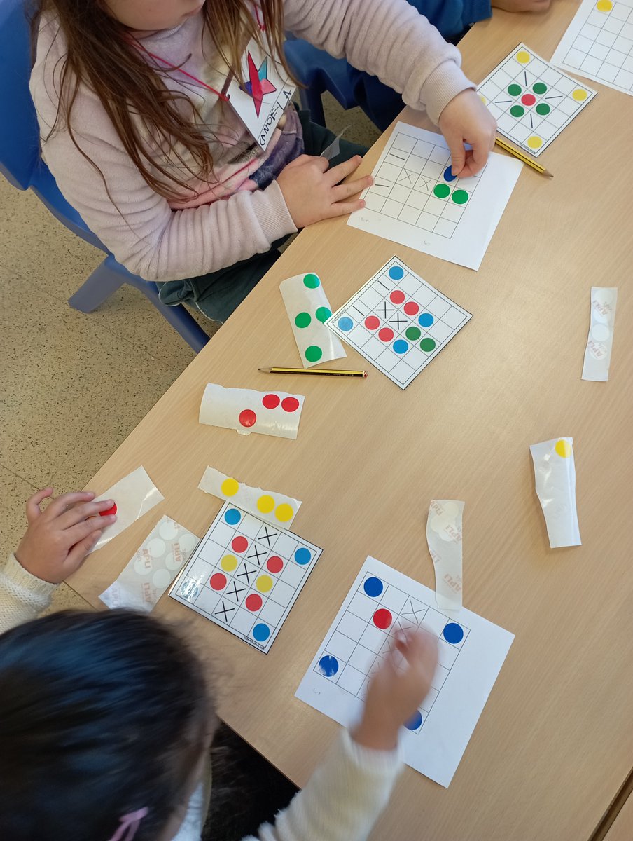 "RACONS INTERNIVELL.
Tres vegades a la setmana fem treball per racons, on estem juntes les dues classes d'educació infantil. Aquí teniu una mostra del racó lògic-matemàtic, on treballem diferents conceptes de manera manipulativa i divertida.
