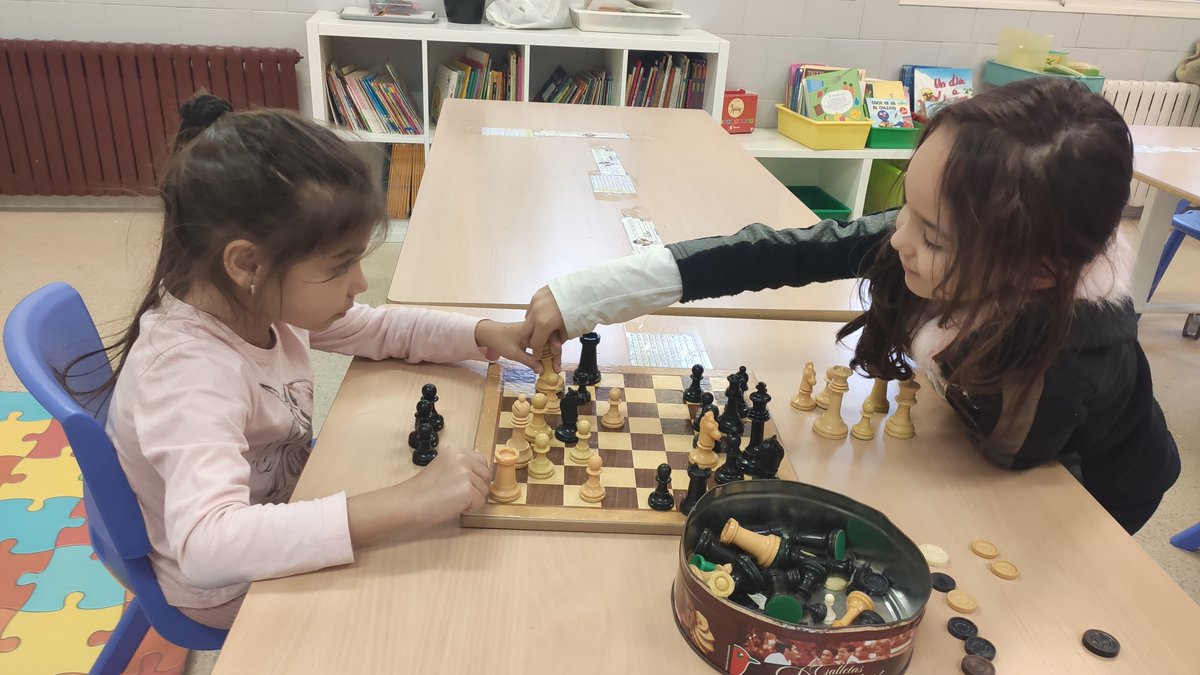 Aquesta tarda 1r gaudeix dels escacs, mica en mica ens anem convertint en experts!