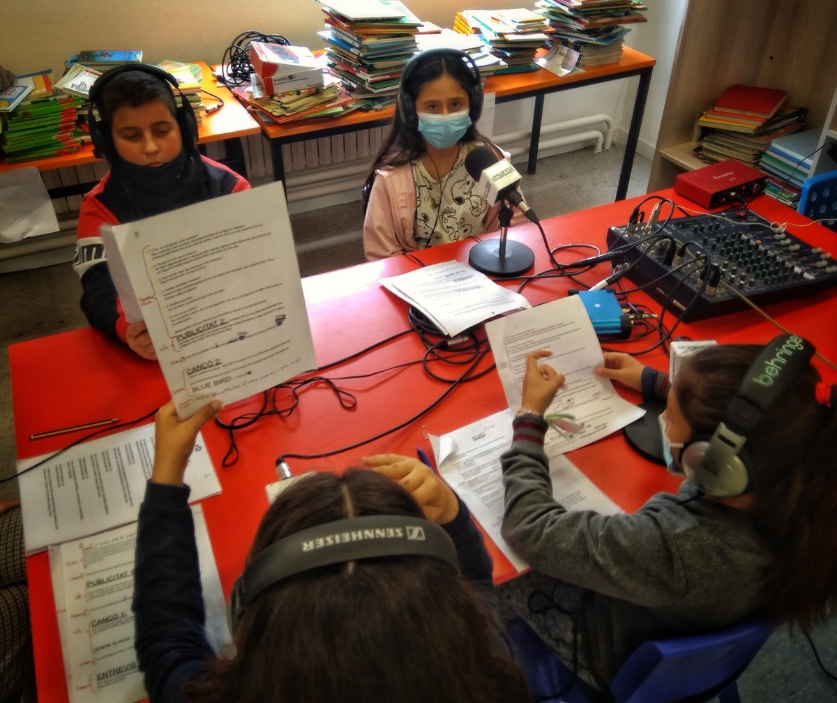 Els i les alumnes de 5è hem gravat a l'escola els programes de ràdio que hem preparat aquest segon trimestre. Aviat els anirem a gravar als estudis de La Marina FM i així els podreu escoltar.