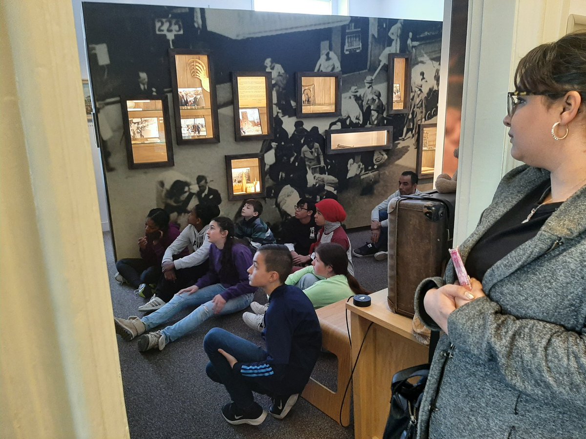 JanssenRoeland's tweet photo. Vandaag de tarthorstschool en de bijenkorf op bezoek bij @casteelsepoort  voor project van evacuatie naar capitulatie in  @wo2wageningen. Op de kaart in het museum en fotolokaties in de stad. https://t.co/oVXDEFEkxy