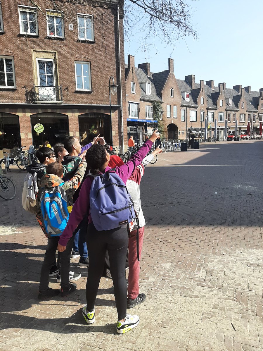 JanssenRoeland's tweet photo. Vandaag de tarthorstschool en de bijenkorf op bezoek bij @casteelsepoort  voor project van evacuatie naar capitulatie in  @wo2wageningen. Op de kaart in het museum en fotolokaties in de stad. https://t.co/oVXDEFEkxy