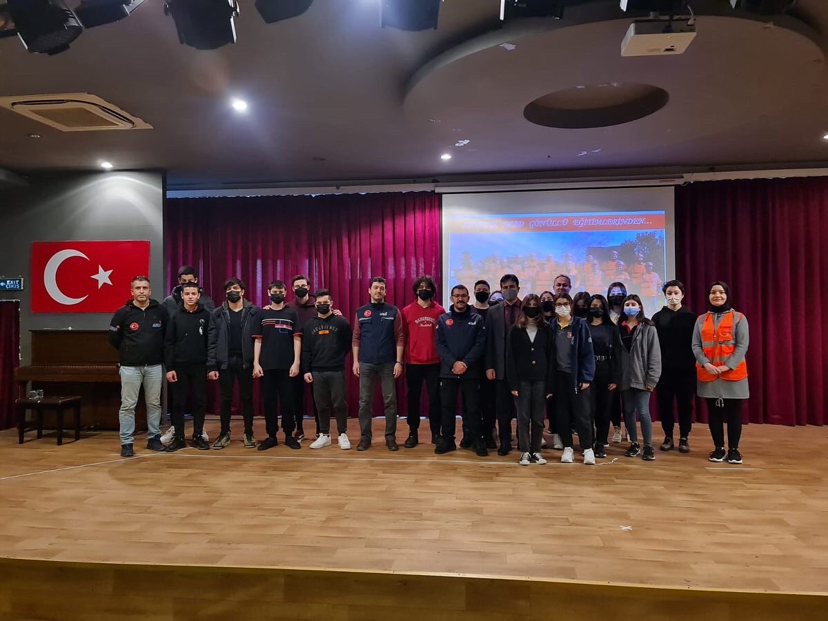 bahcesehirant's tweet photo. Okulumuz 9 ve 10.sınıf öğrencilerinden oluşan AFAD Klubü öğrencilerimiz ile AFAD ekipleri, gönüllülük eğitimleri hakkında bir araya geldiler. Eğitim veren AFAD ekibine teşekkür ediyoruz. https://t.co/mXvnABBxVW