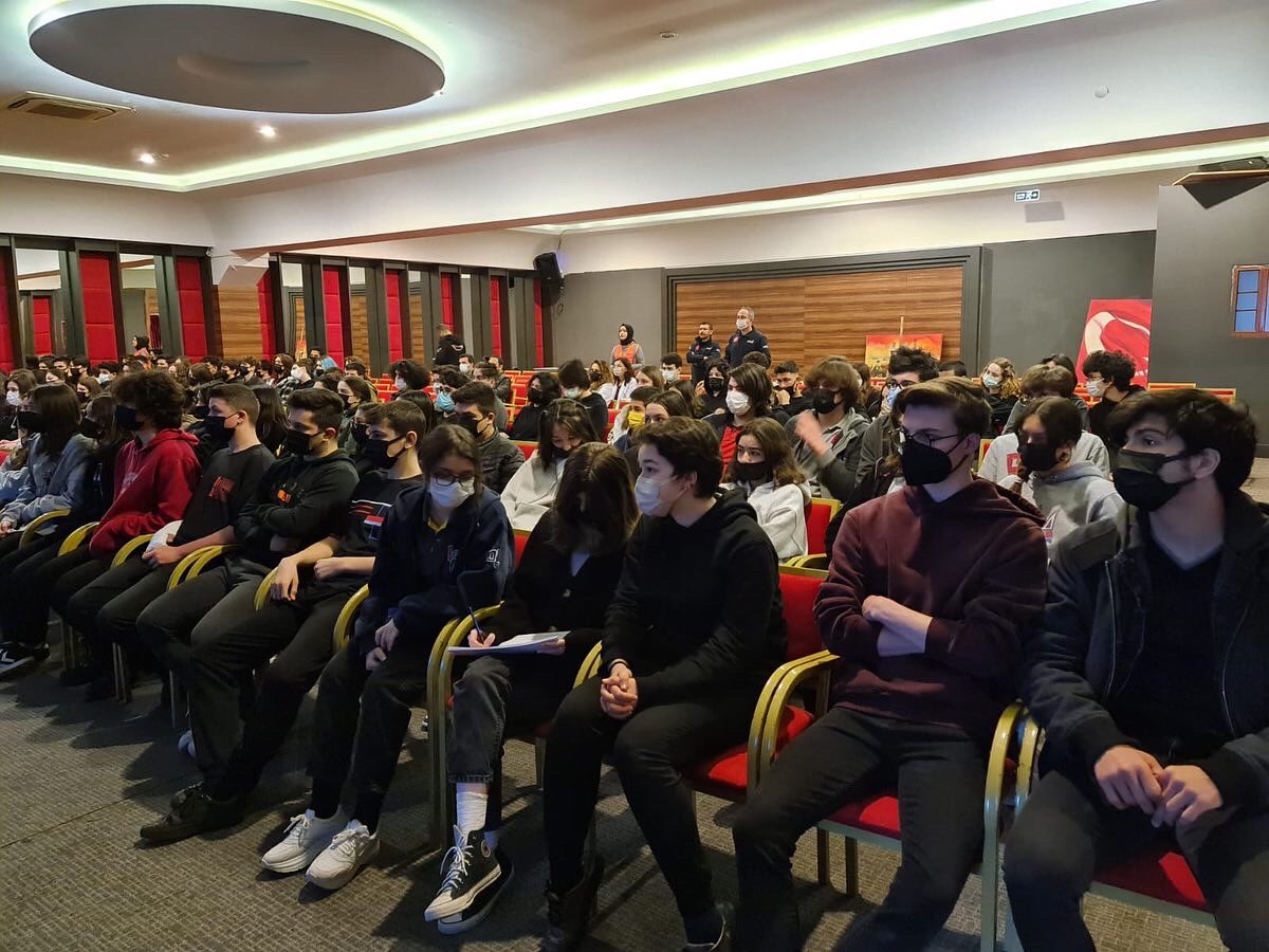 bahcesehirant's tweet photo. Okulumuz 9 ve 10.sınıf öğrencilerinden oluşan AFAD Klubü öğrencilerimiz ile AFAD ekipleri, gönüllülük eğitimleri hakkında bir araya geldiler. Eğitim veren AFAD ekibine teşekkür ediyoruz. https://t.co/mXvnABBxVW