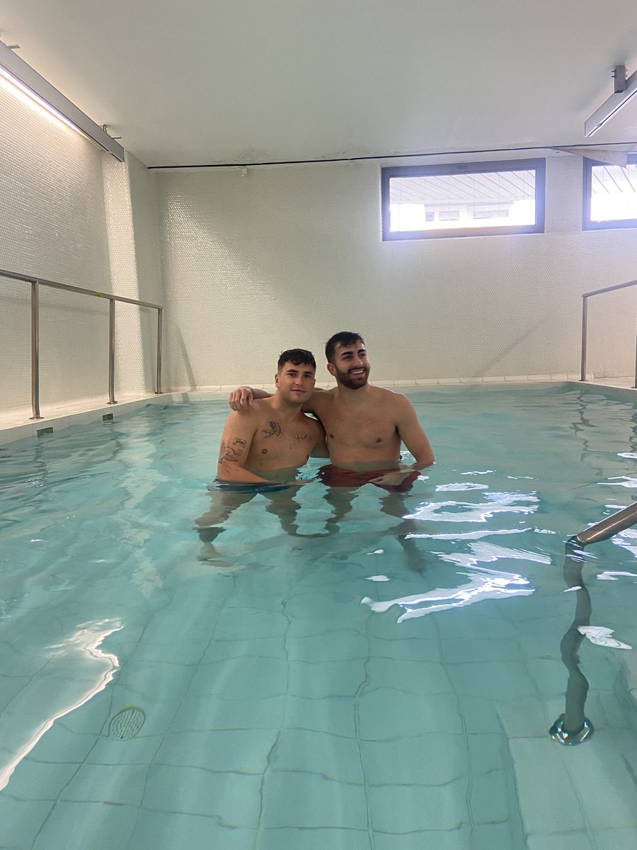Hoy he estado con mi hermano <a href="/angelrdrgz22/">Angel®️</a> chapoteando en la piscina de la facultad🤜🏽🤛🏽