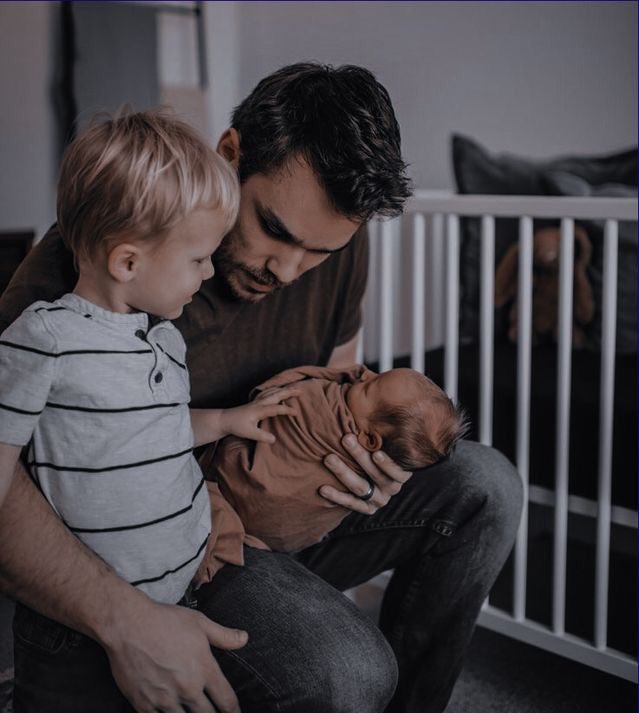 scarcitaaa's tweet photo. El esposo que da todo por su esposa, el padre protector, el fotógrafo apasionado y el sexy empresario hoy está de cumpleaños.
🧩✨Alexander Colbourn✨🧩
#AlexanderColbournDay https://t.co/O2LjYYHgkh