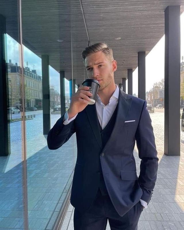 scarcitaaa's tweet photo. El esposo que da todo por su esposa, el padre protector, el fotógrafo apasionado y el sexy empresario hoy está de cumpleaños.
🧩✨Alexander Colbourn✨🧩
#AlexanderColbournDay https://t.co/O2LjYYHgkh