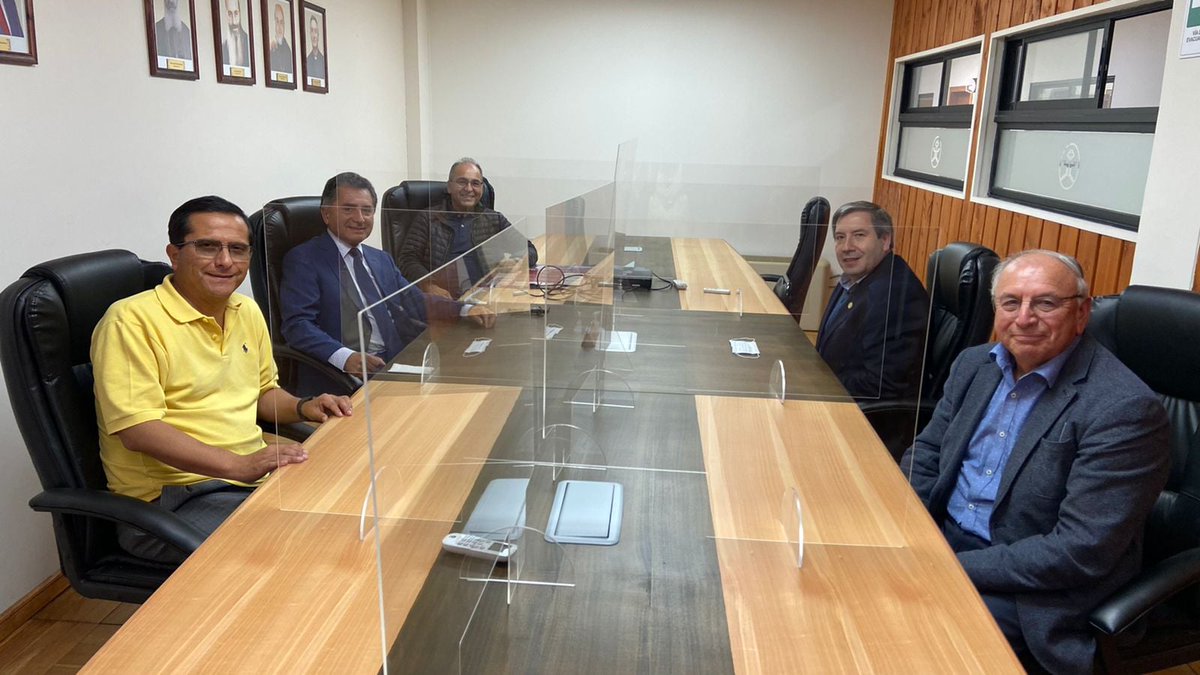 fmdacl's tweet photo. 📍El presidente de FIDE, Pedro Díaz Cuevas, asistió al funeral del Obispo de Temuco, Mons. Héctor Vargas, y luego visitó la Adm.Central, donde se reunió con los miembros del directorio encabezado por nuestro presidente,Rodolfo Nahuelpán Nahuelhual. https://t.co/QFgEapCSy0