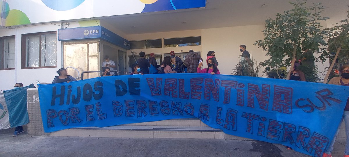 darortn's tweet photo. Parte del grupo que había ocupado la chacra en Valentina reclaman una solución en las puertas del municipio. https://t.co/So0EgHdVGm