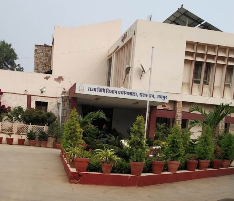 RaghuJAT01's tweet photo. राजस्थान के सभी जिलों से FSL जमा करवाने पुलिसकर्मी जयपुर आते हैं लेकिन यह बोला जाता है कि जमा करने वाले बाबूजी नहीं आए है जिससे बहुत समय लगता है।माननीय मुख्यमंत्री जी @ashokgehlot51 जी FSL सभी जिला मुख्यालय पर खोला जाए ताकि भागदौड़ कम और अनुसंधान में तीव्रता आए @PoliceRajasthan https://t.co/DXu3A3jupI