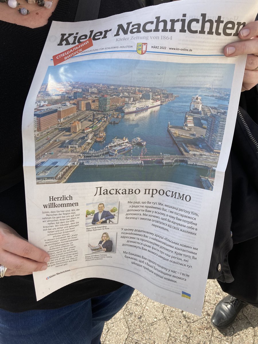 KristianBlasel's tweet photo. Unsere kleine Hilfe in #Kiel für Menschen aus der #Ukraine, die ab sofort in den städtischen Unterkünften ausliegt: Eine Sonderausgabe von ⁦@kn_online⁩ und ⁦@stadt_kiel⁩ auf Kyrillisch. #Lokaljournalismus2022 https://t.co/r9cMmGsg83