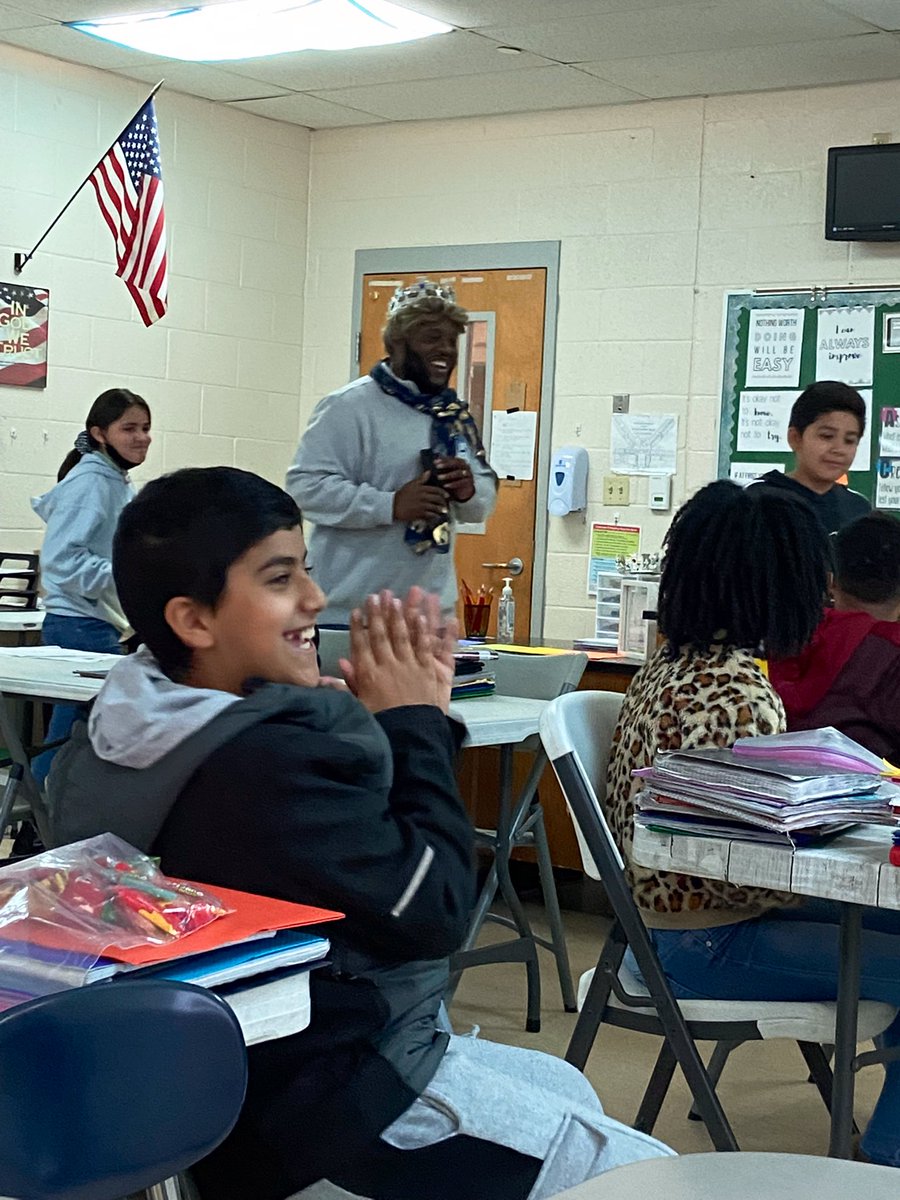 TweetDCS_SIS's tweet image. 5️⃣th graders were in for a role playing treat as Mr. Newson transformed in to King Phillip and shared information on tariffs and taxes! #TeamDCS #MakingItMatter #MemorableLearningExperiences