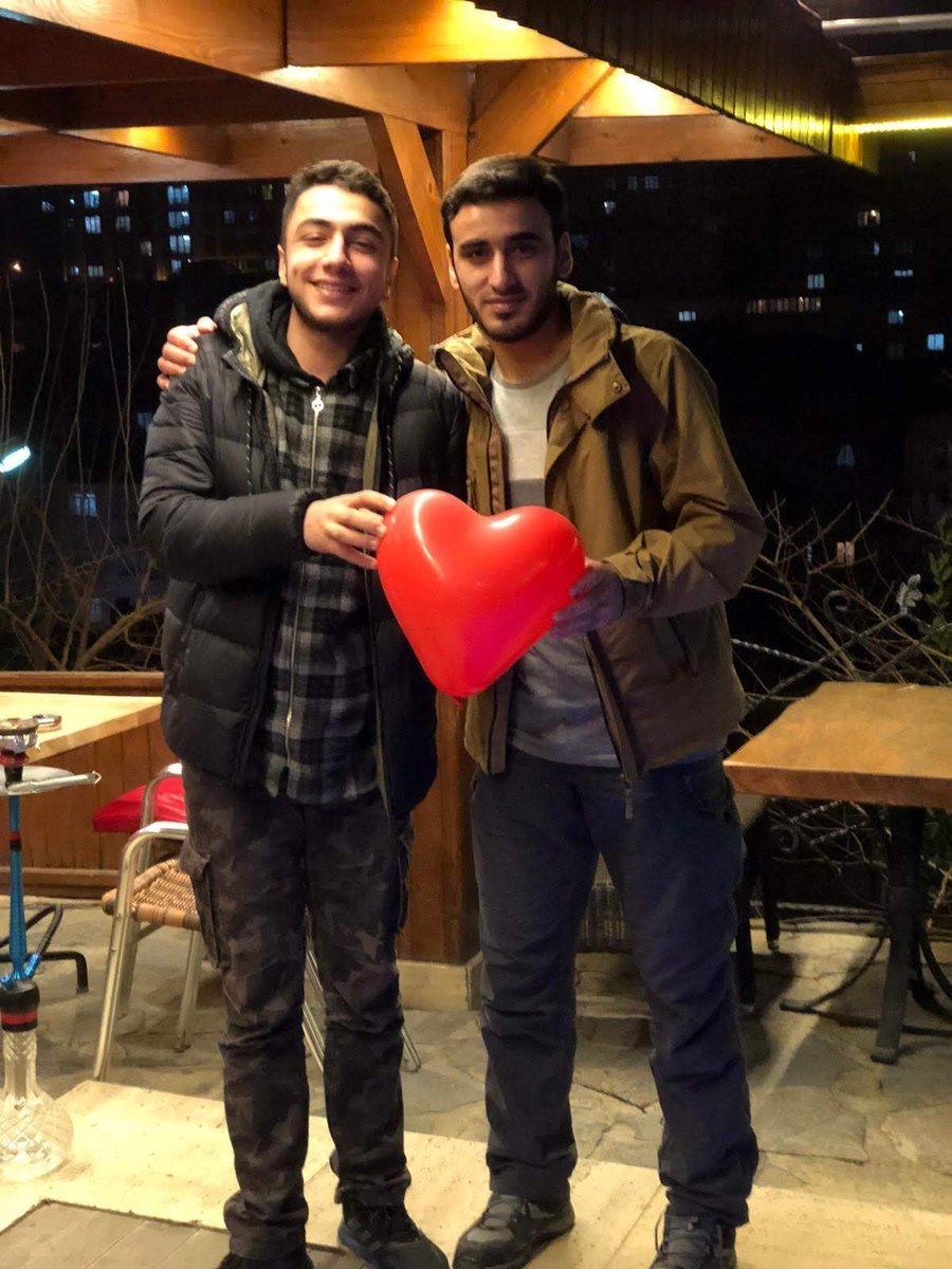 ademozkose's tweet photo. İnanın kafayı yiyeceğim. Eyüp'ün dosyasını hangi avukata inceletsem "Direk beraat çıkması gereken bir dosyadan nasıl olur da 6.5 yıl hapis cezası çıkar?" diyorlar. Resmen hukuk katlediliyor. Bir gencin daha hayatı yargı tarafından karartılıyor. https://t.co/8HgAkhTF6U