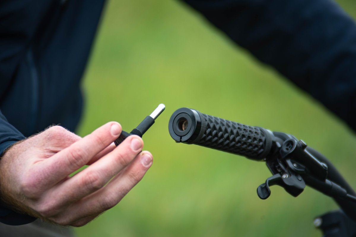 Echoscomm's tweet photo. Dynaplug and BTCHN’ Bikes announce the handcrafted BTCHN’ x @dynaplug Covert(™) High Riser Handlebar, handcrafted in Chico, CA by BTCHN’ Bikes. As strong as they are beautiful, with easy on bike access for the fastest tubeless repair available.

#plugnride https://t.co/xDSXHT7gyT