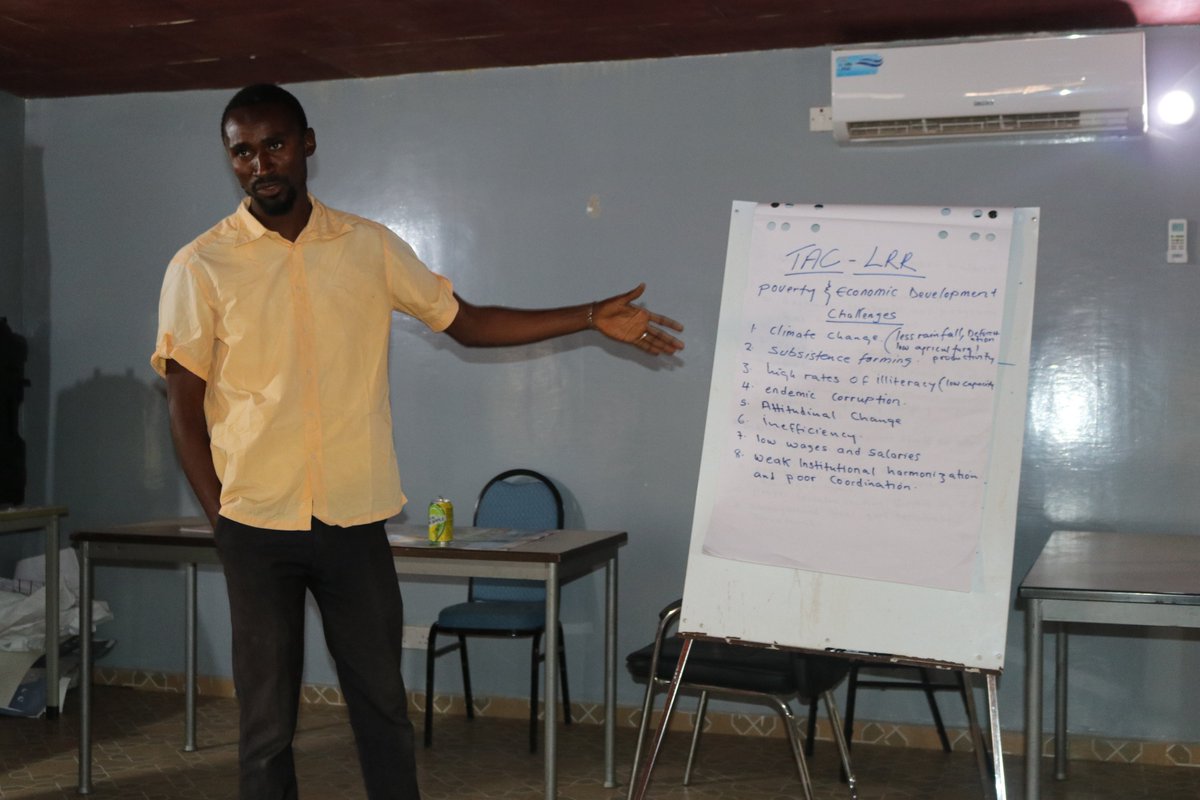 UNGambia's tweet photo. #Youth & #Women from across The #Gambia 🇬🇲 continue to engage in consultations on some of their key priorities for the upcoming 5⃣ years as part of the #UNSCDF process.
Leaving no one behind requires the participation of everyone. Great to hear diverse voices of all across 🇬🇲 https://t.co/FrzaogKwJR