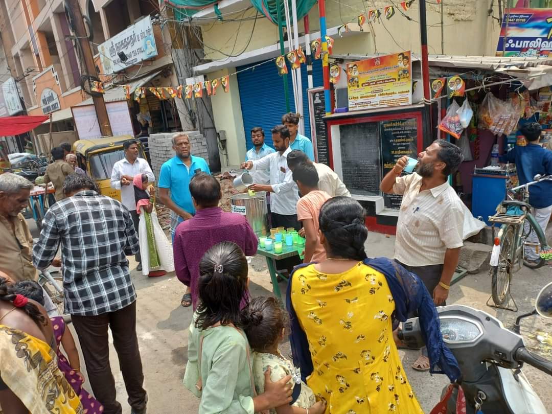 tntjho's tweet photo. TNTJவின் சமூக நலப் பணிகள் : 
தாகம் தீர்க்க மோர் பந்தல்கள்!

சுட்டெரி���்கும் கோடை வெயிலிலிருந்து மக்கள் ஆசுவாசமடையும் பொருட்டு ஒவ்வொரு ஆண்டும் தவ்ஹீத் ஜமாஅத்தின் அனைத்து கிளைகளும் குடிநீர்/மோர் பந்தல்கள் ஏற்பாடு செய்வதை வழமையாகவே கொண்டுள்ளது.
 #TNTJ_Humanity
#TNTJ_SocialActivities https://t.co/O5pQCh1aHq