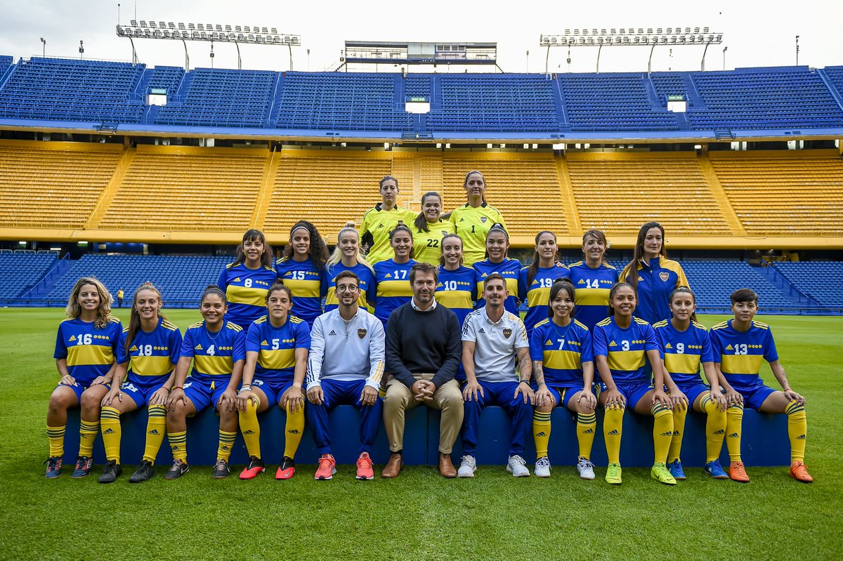 mmendiguren's tweet photo. Después de seis años de inactividad, con @AmealJorgeAmor y Román recuperamos el #Futsal Femenino y con este equipazo vamos en busca del Ascenso a Primera. Foto histórica: es la primera vez que las pibas de Futsal tienen su postal en La Bombonera. Orgullo Xeneize. 💙💛💙 https://t.co/traO8ZSEUf