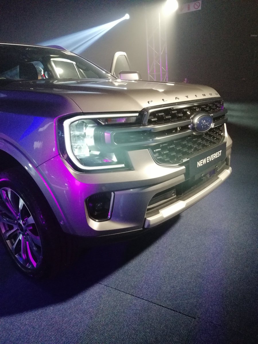 doughZAR's tweet photo. ..hay' no, the #NextGenEverest is looking particularly tasty.. pity this top-of-the-range Platinum V6 trim is not confirmed for mzantsi yet, we've just seen a prototype/pre-production example...
@FordSouthAfrica
#DippedInBlue
#GoFurther
#tellthemDOZERsentyou https://t.co/olTjlybzMW
