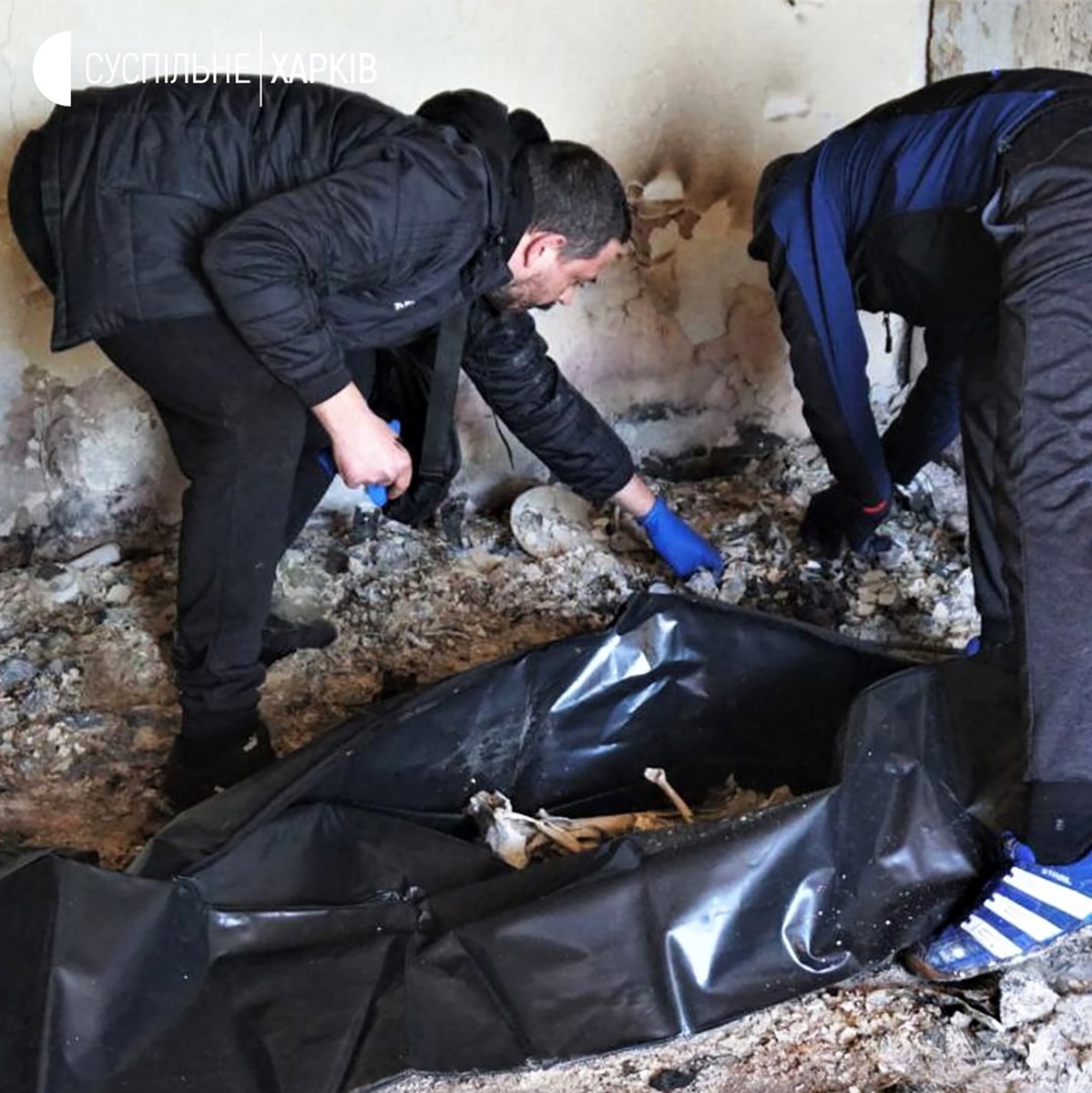 siberian_times's tweet photo. Inside the flat of Boris Romanchenko, survivor of Buchenwald, Bergen-Belsen, Peenemünde and Mittelbau-Dora concentration camps, who was 96 years old when he was killed several days ago by shelling in Kharkiv, Ukraine. 
Pictures credit Suspilne Kharkiv, @Buchenwald_Dora https://t.co/j25ahI6a1h