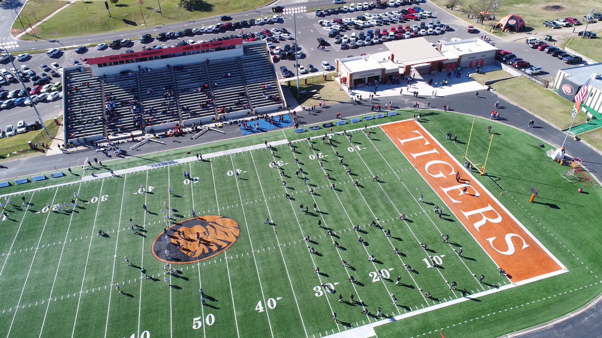 moises_haynes's tweet photo. After a great conversation with @BlakeCrandall, I am BLESSED to receive an opportunity to play football at East Central University 🟠⚫️ #AGTG 🙏🏽🧎🏽‍♂️#Godsdoing #D2fbs @cocfb @run2daylightRB @CoachICOC @coachcurtis42 @VHSVikingsFB https://t.co/uR99RaLy8O