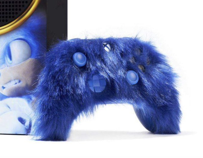 LonelyGoomba's tweet photo. The only person worthy of the fuzzy blue Xbox controller. https://t.co/Abx24UulhW