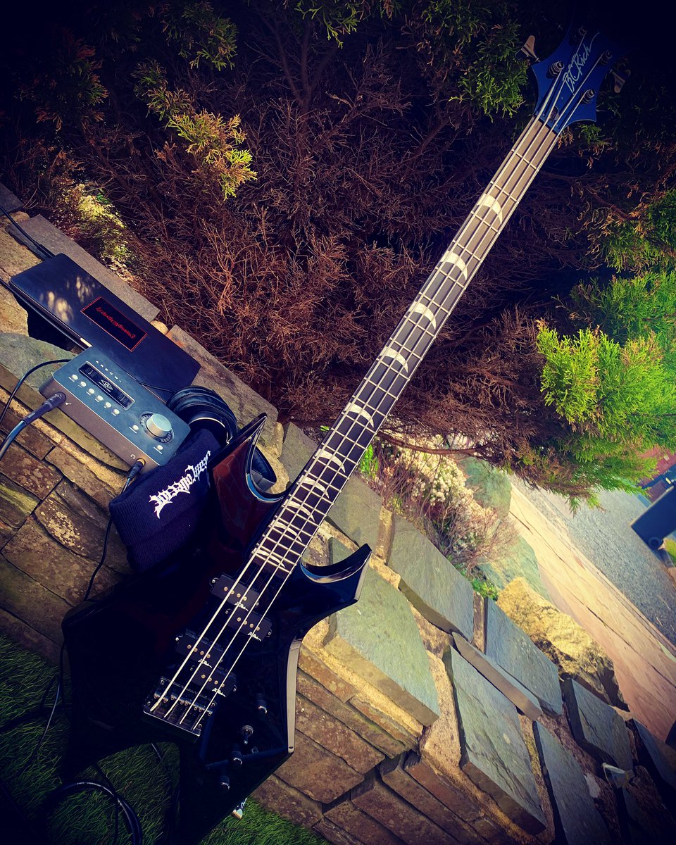 Lee_Cummings1's tweet photo. Giving the @DeathCollector_ tracks a run through 👍🏻
Hope your all enjoying the good weather 🙂🍻👍🏻
#deathmetal
#deathcollector
#bcrich
#bcrichguitars
#warlock https://t.co/VifQNe7VdX