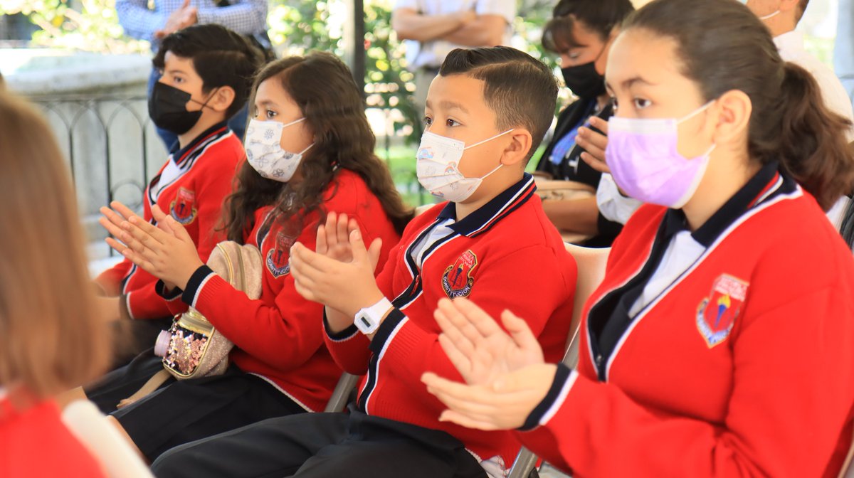 GobTlaquepaque's tweet photo. En un evento cívico en el Jardín Hidalgo y con la compañía de las niñas y niños de la Escuela Primaria Federal Constitución, se conmemoró el Natalicio de Benito Juárez y el Día Internacional de la Poesía. https://t.co/juNuYLigq6