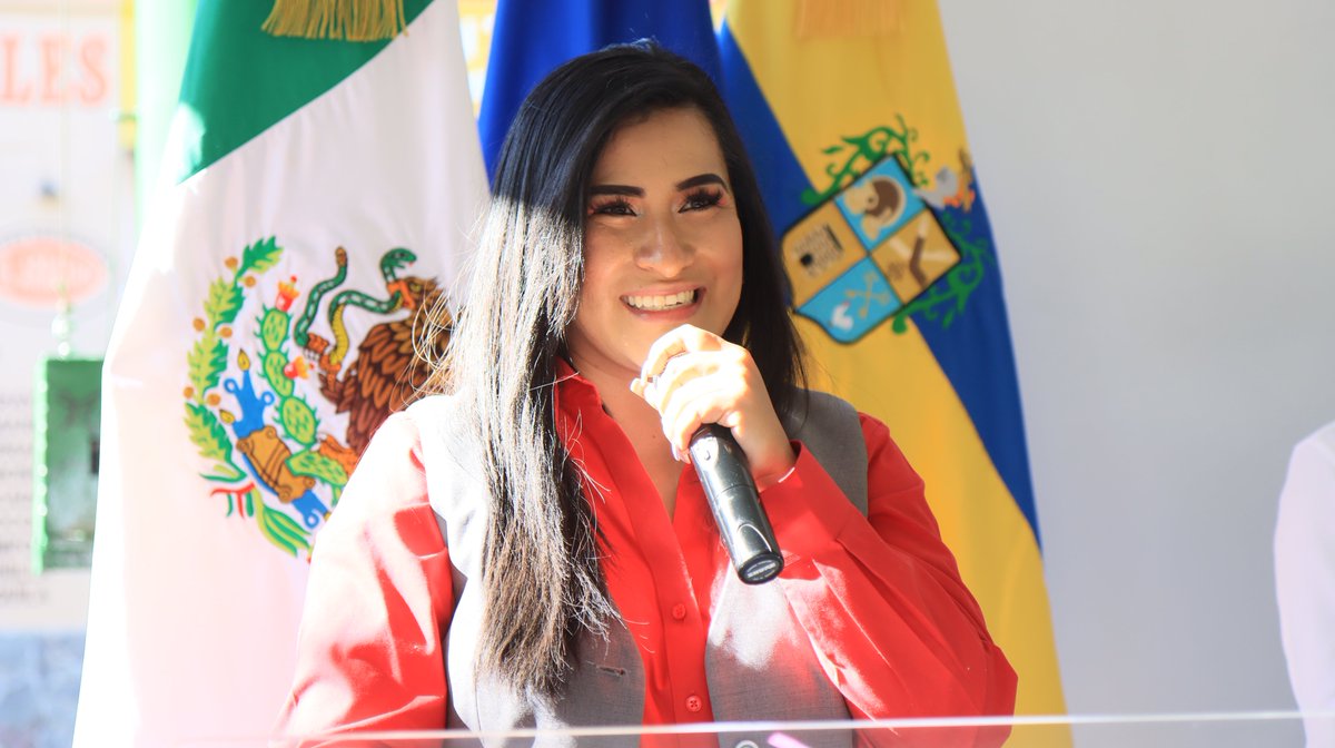 GobTlaquepaque's tweet photo. En un evento cívico en el Jardín Hidalgo y con la compañía de las niñas y niños de la Escuela Primaria Federal Constitución, se conmemoró el Natalicio de Benito Juárez y el Día Internacional de la Poesía. https://t.co/juNuYLigq6