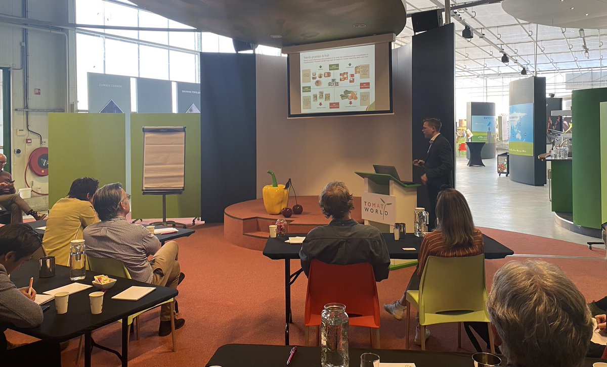 GFHuis's tweet photo. Mooi programma vandaag over #maaltijdboxen, #verspakketten en vooral veel groenten en fruit tijdens het AGF Trendcafé. Met sprekers; @MarleySpoonNL, @WilcoGFH en #Heemskerk. Samen met @mauricewubben bij inspirerende locatie @TomatoworldNL. #netwerken https://t.co/hnStfNh0RG