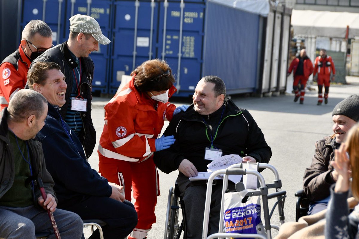 cripiemonte's tweet photo. 🚑 Dopo essere stati evacuati della #CroceRossa da Leopoli in Ucraina 🇺🇦, sono arrivati questa mattina al COE di Settimo Torinese 21 persone anziane e con disabilità scappate dalla guerra. Con il supporto della @regionepiemonte sono stati tutti distribuiti sul territorio https://t.co/2qs2PbZgGq
