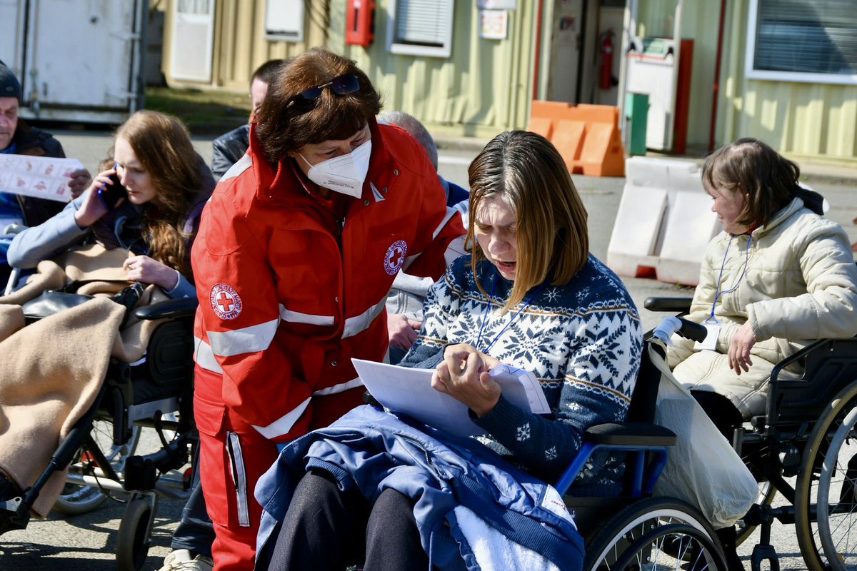 cripiemonte's tweet photo. 🚑 Dopo essere stati evacuati della #CroceRossa da Leopoli in Ucraina 🇺🇦, sono arrivati questa mattina al COE di Settimo Torinese 21 persone anziane e con disabilità scappate dalla guerra. Con il supporto della @regionepiemonte sono stati tutti distribuiti sul territorio https://t.co/2qs2PbZgGq