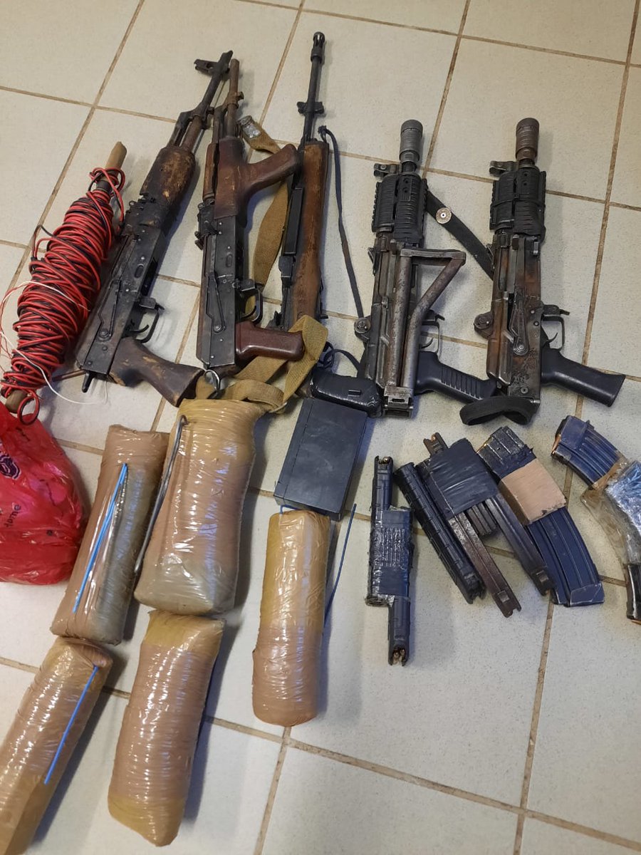 mwelimasilela's tweet image. JUST IN: Two suspects alleged to be involved in Cash In Transit  Heists have been arrested in Schoemansdal Nkomazi in Mpumalanga. Mpumalanga police spokesperson Brigadier Selvy Mohlala says they were found in possession of firearms, AK47s, R5 riffles as well as ammunition.