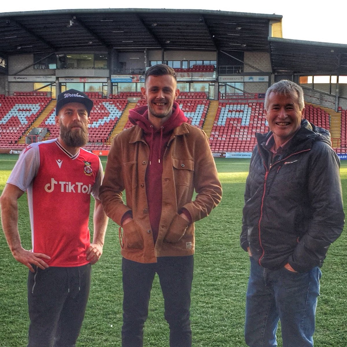 Ffans o dîm <a href="/Wrexham_AFC/">Wrexham AFC</a>?

Gewch chi flas o arddangosfa lluniau ffans y clwb ar <a href="/HenoS4C/">Heno 🏴󠁧󠁢󠁷󠁬󠁳󠁿</a> - diolch i'r ffotograffydd <a href="/CarwynRhysJones/">Carwyn Rhys Jones</a>⚽