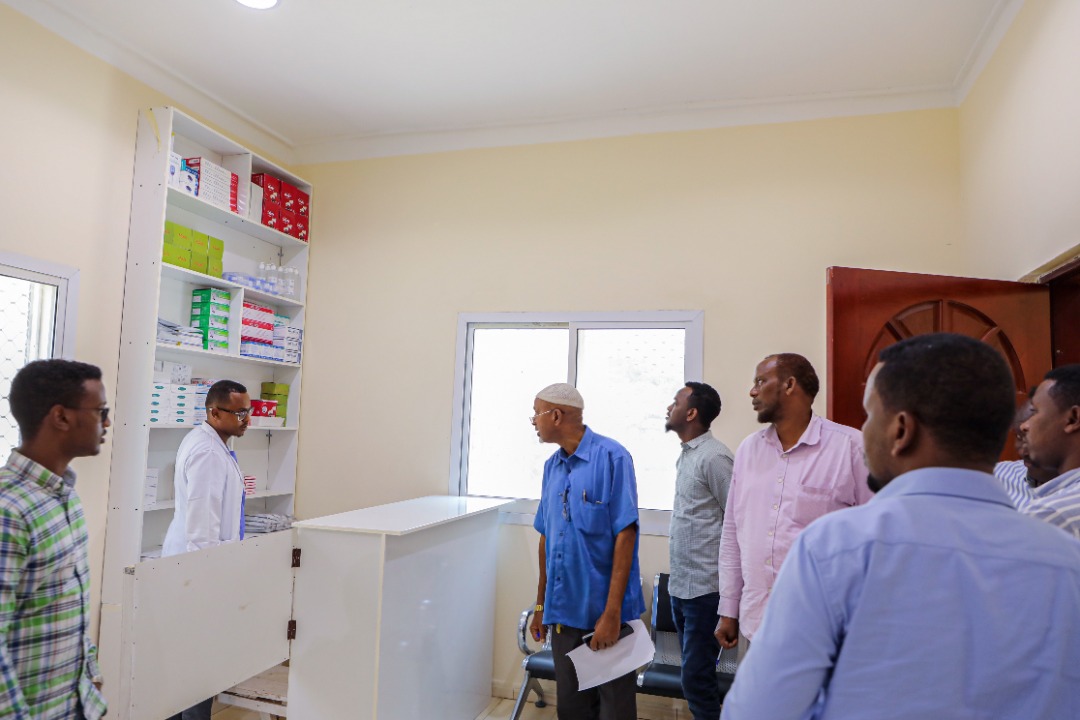 AbdiazizYouth's tweet photo. We were delighted to welcome delegates from the Ministry of Education @moechesomalia  and @SaveChildrenSO , and we showed them around the facility and activities at the center.

#AYCVisit https://t.co/cWJ5GFxB17